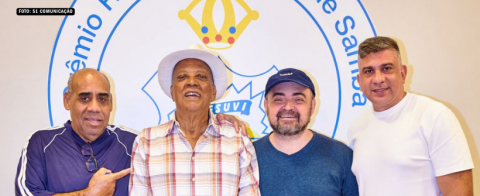 Filhos de Heitor dos Prazeres visitam o barracão da Unidos de Vila Isabel.