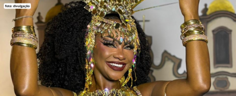 Luana Bandeira celebra sua trajetória na Viradouro em fantasia que une títulos da escola  Destaque performático da Unidos do Viradouro, Luana Bandeira cruza a Sapucaí levando no corpo e na performance a própria história dentro da escola. Integrante da agremiação de Niterói desde 2018, quando estreou como musa, ela assumiu em 2023 a responsabilidade de destaque performático, reforçando sua ligação com a arte.  A fantasia apresentada no último ensaio técnico da temporada é uma homenagem direta aos títulos rec