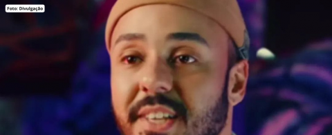 ANTÔNIO GONZAGA SEGUE COMO CARNAVALESCO DA GRANDE RIO A Grande Rio anunciou que o carnavalesco Antônio Gonzaga seguirá à frente do projeto artístico da Escola no Carnaval 2027. Será o segundo trabalho consecutivo assinado pelo artista na Tricolor de Caxias.  No desfile deste ano, a Grande Rio terminou a apuração na oitava colocação e obteve uma nota máxima em Alegorias e em Enredo, e duas em Fantasias. Foto: Divulgação