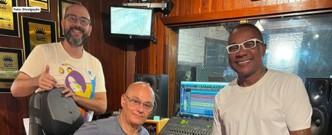 Unidos da Ponte lança audiovisual que resgata sambas emblemáticos de sua história.  A trajetória de 73 anos da Unidos da Ponte começa a ganhar um registro à altura de sua importância para o carnaval. Idealizado por Daniel Katar e Serginho do Porto — que retorna à azul e branco onde iniciou sua carreira como intérprete —, o projeto “Reviver Sambas” nasce com a proposta de resgatar o acervo e preservar a memória afetiva da escola. A iniciativa revisita sambas que marcaram época, especialmente nas décadas de 1