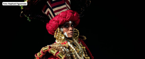 União de Maricá apresenta fantasia da ala de baianas para o Carnaval 2026  Criação assinada por Leandro Vieira exalta a mulher preta, a ancestralidade e a joia como símbolo de resistência no enredo ‘Berenguendéns e Balagandãs’   A União de Maricá apresentou nesta terça-feira (3) a fantasia da sua ala de baianas para o Carnaval da Série Ouro, apostando em uma leitura simbólica da mulher preta como protagonista da história, da economia e da resistência cultural no Brasil. Intitulada “O que a baiana tem? (Negr