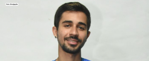 Unidos da Ponte renova com o enredista para o Carnaval 2027. Vivendo um momento estratégico, ressaltando a confiança da agremiação no trabalho de Cleiton Almeida, a Unidos da Ponte anuncia a permanência do pesquisador, que se tornou um nome bastante requisitado após passagens premiadas por escolas da Série Ouro carioca e pelo Carnaval de São Paulo. Doutorando em Artes Visuais pela Universidade Federal do Rio de Janeiro (UFRJ) e mestre pela Universidade Federal Fluminense (UFF), Cleiton traz para a Azul e Br