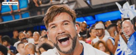 Portela renova com Jan Oliveira como diretor artístico. A Portela renovou com Jan Oliveira como diretor artístico para o Carnaval 2027. No projeto “Ao mestre, com carinho”, desenvolvido pelo carnavalesco Paulo Barros, Jan seguirá responsável pelos shows e pelas performances artísticas da escola. Entre 2023 e 2025, Jan atuou como coreógrafo de alas e carros. Em 2026, assumiu a direção artística da agremiação, função que seguirá exercendo no próximo ciclo da azul e branco. Para o Carnaval 2027, a Portela leva