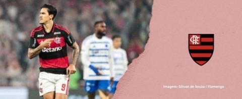 Em noite de reencontros, Flamengo vence o Cruzeiro e entra no G-4 