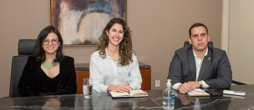 Da esquerda para a direita: Maubia Chaves (superintendente de Captação de Recursos Federais da SERGB), Ana Peçanha (analista política do Consulado Britânico no Rio de Janeiro) e Clovis Neto (subsecretário da SERGB)