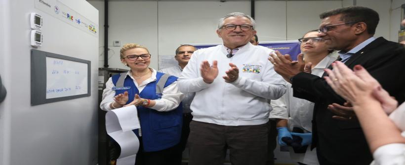 Ao lado da secretária de Estado de Saúde do Rio de Janeiro, Claudia Mello, ministro Alexandre Padilha entrega novos equipamentos, fortalecendo estrutura da hemorrede 