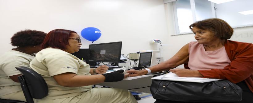 Ação promoveu orientações sobre hábitos saudáveis, aferição de pressão, exame de bioimpedância e encaminhamentos especializados na unidade
