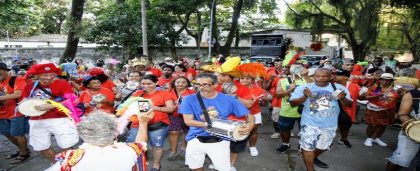 Bloco Loucura Suburbana provoca um “surto” de alegria no desfile que marcou 20 anos da agremiação