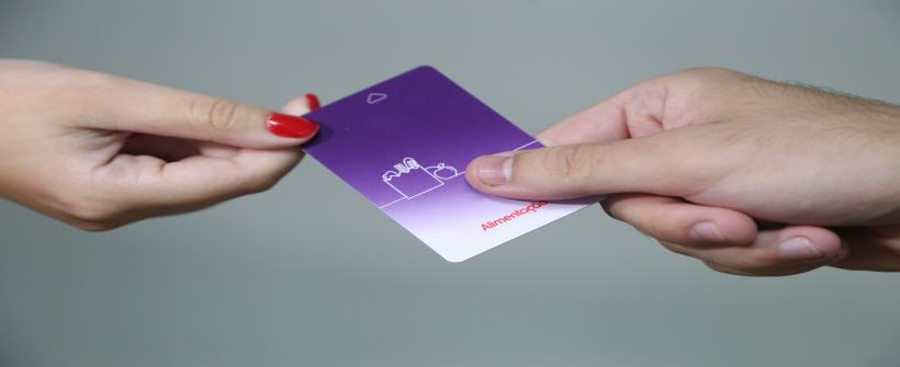 Cartão-alimentação, investimento em equipamentos e insumos para diagnóstico e criação de um painel de monitoramento de dados fazem parte da estratégia utilizada pelo Estado do RJ