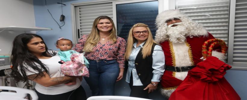 Crianças internadas no Hospital Estadual Alberto Torres recebem brinquedos de Natal