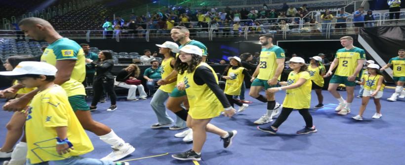 Crianças transplantadas entram em quadra durante homenagem no Maracanãzinho