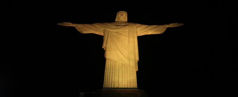 Cristo Redentor é iluminado de amarelo para alertar sobre mês de luta contra hepatites virais