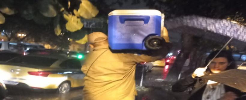 Equipes do Programa Estadual de Transplantes e do Corpo de Bombeiros enfrentaram chuva e alagamento para transportar órgão