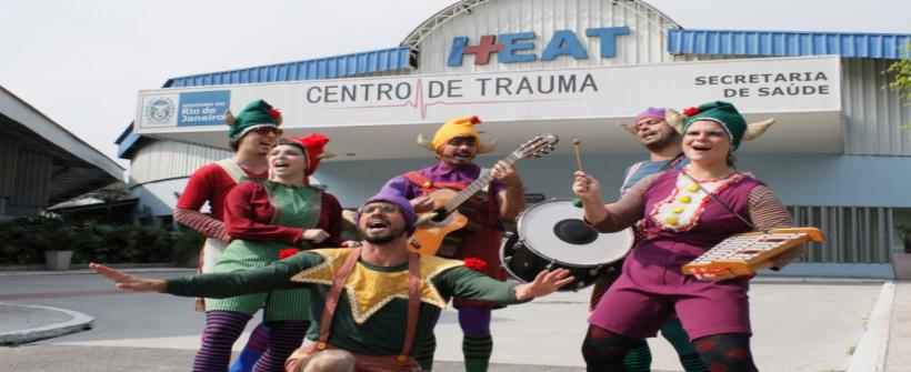 Hospital Alberto Torres recebe cortejo natalino dos Doutores da Alegria