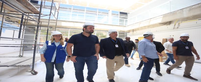 Cláudio Castro visita obras de hospitais em Vassouras e Resende