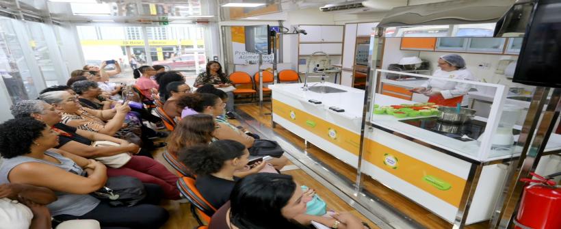 Ações na Praça Zé Garoto oferecem oficinas de educação alimentar e mais de mil exames para mulheres