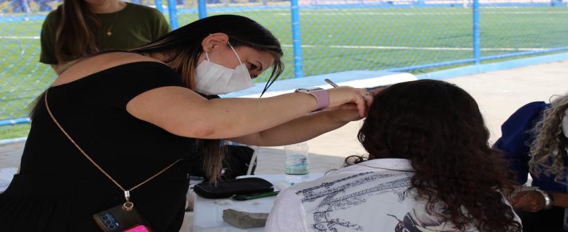 Representante da SES fazendo testagem para tuberculose