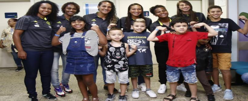 Jogadoras do time feminino do Flamengo visitam Hospital Estadual da Criança