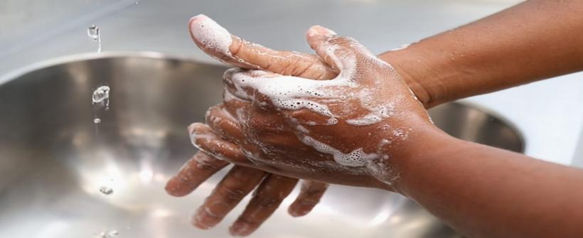 Lavar as mãos: um ato simples e essencial para salvar vidas
