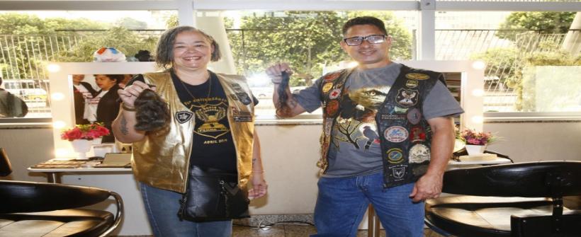 Outubro Rosa: Rio Imagem corta cabelos para doação em evento