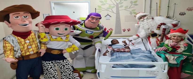 Papai Noel visita hospitais da rede estadual e desce de rapel no Zilda Arns