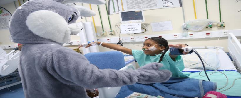 Houve distribuição de caixas de bombons, balas, pirulitos de chocolates e bichinhos de crochê 