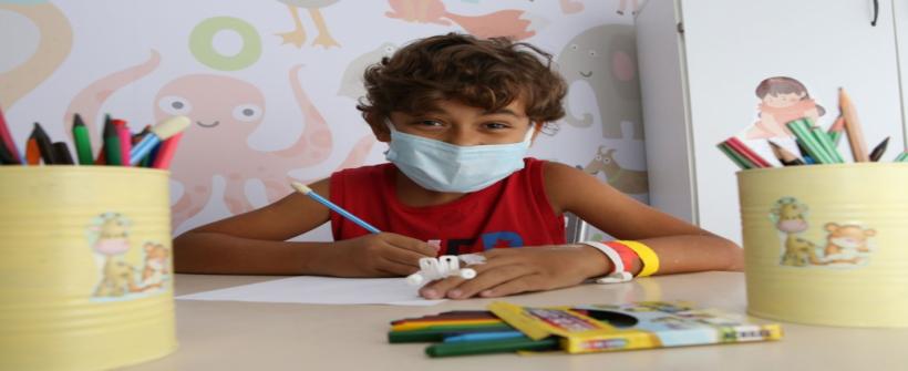 Projeto Arte e Terapia, do Hospital Estadual Adão Pereira Nunes, oferece experiências lúdicas para crianças internadas