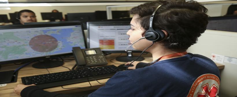 De 1.670 ligações de trotes no mês de fevereiro em 2025, 1.010 chamadas foram realizadas por menores, aproximadamente 60,5% das ligações