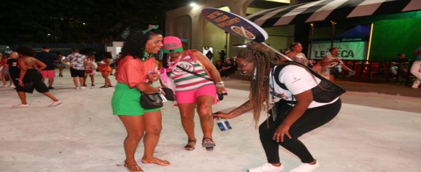 Saúde RJ no Carnaval 2024: Foliões entram no Sambódromo protegidos contra a dengue