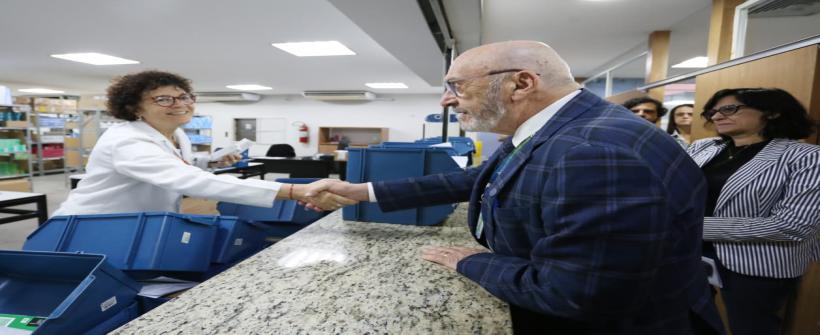Em visita ao polo da Praça XI, nesta quarta (03), secretário Ronaldo Damião determinou a ampliação dos canais de informação sobre a disponibilidade dos medicamentos fornecidos