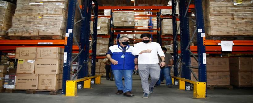 Secretário de Estado de Saúde recebe representante da Alerj em Central de Armazenamento 