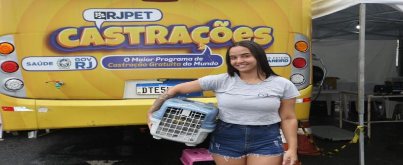 Secretário de Saúde visita os ônibus do Castramóvel em Del Castilho