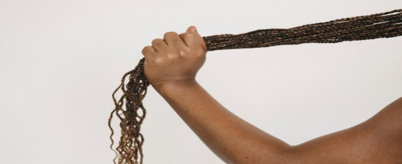 Secretaria de Estado de Saúde do Rio alerta a população sobre a proibição de todas as pomadas para modelar e trançar cabelos