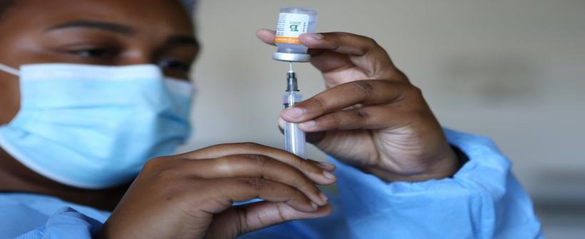 Secretaria de Saúde distribui 453.200 doses de vacinas contra a Covid-19