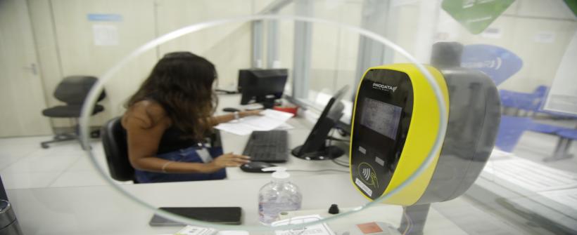 Iniciativa das secretarias estaduais de Saúde e de Transporte, já em vigor em São Gonçalo, Queimados, Magé e Japeri, garante que pacientes tenham transporte assegurado para manter o tratamento