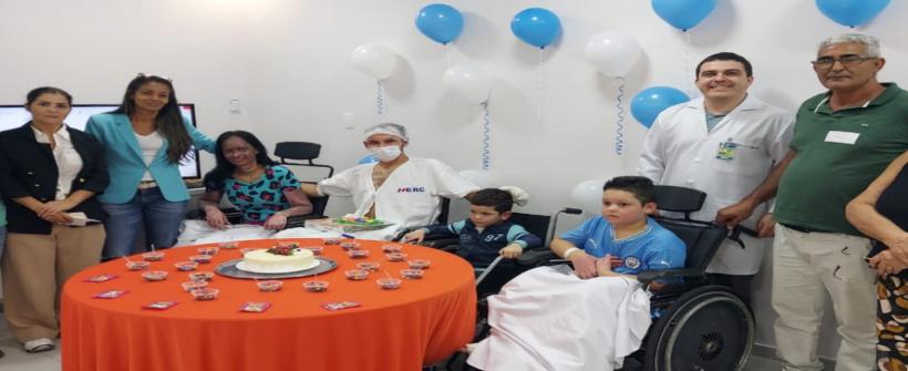 Familiares se reencontram no Hospital Estadual Roberto Chabo após acidente com lancha em Cabo Frio