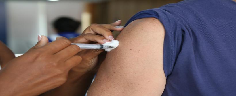 Quantitativo foi liberado pela Secretaria de Estado de Saúde (SES-RJ) aos 92 municípios fluminenses para reforçar a vacinação no sábado de mobilização nacional