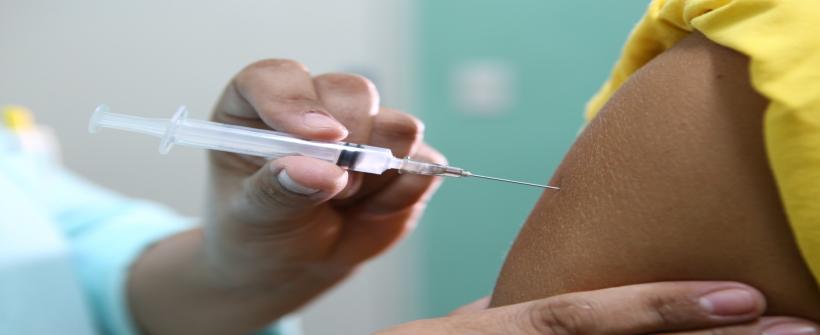 Secretaria de Estado de Saúde convocou os 92 municípios do estado a retirarem as doses em sua central de armazenagem