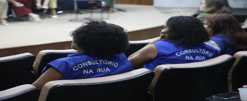 Documento orienta profissionais da rede pública a adaptar práticas à realidade das pessoas em situação de rua e fortalece atuação de equipes no estado
