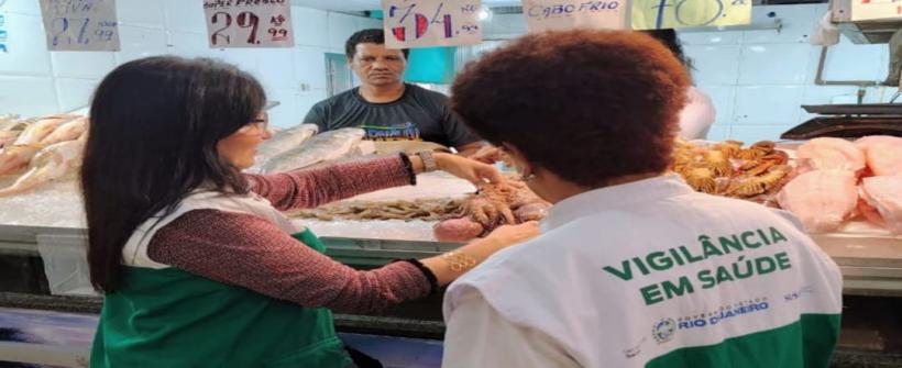 Vigilância Sanitária estadual esteve no tradicional Mercado São Pedro, em Niterói, trazendo orientações aos consumidores para minimizar riscos neste período