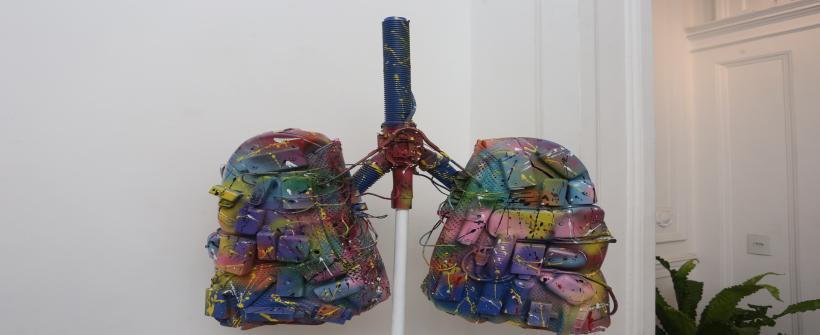 Vapes viram escultura lúdica em exposição da Secretaria de Estado de Saúde na CasaG20