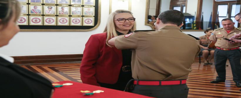 Honraria é direcionada a personalidades que prestam relevantes serviços à saúde dos integrantes do CBMERJ. Medalha foi entregue pelo comandante da corporação