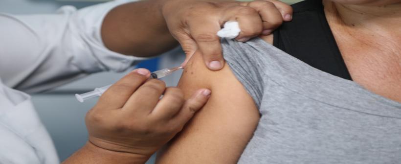 A medida abrange dez municípios prioritários da Região Metropolitana, e vacina pessoas entre 6 meses e 59 anos de idade