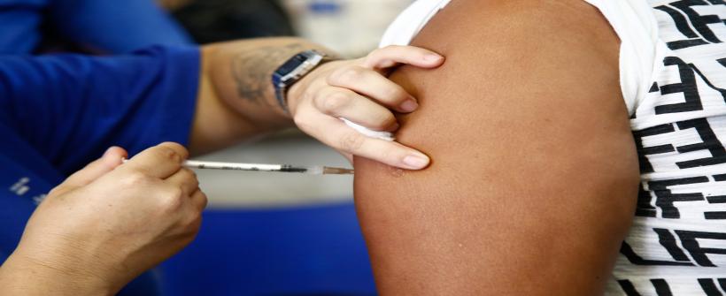 Secretaria de Estado de Saúde reforça que é importante atualizar o esquema vacinal e manter as medidas de prevenção e controle