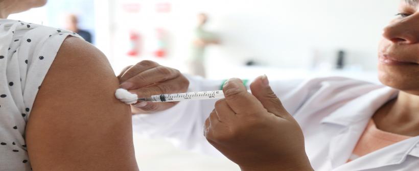 Unidades móveis da SES reforçam imunização em Mangaratiba e Itaboraí. Público-alvo da campanha é de mais de 3 milhões de crianças e adolescentes