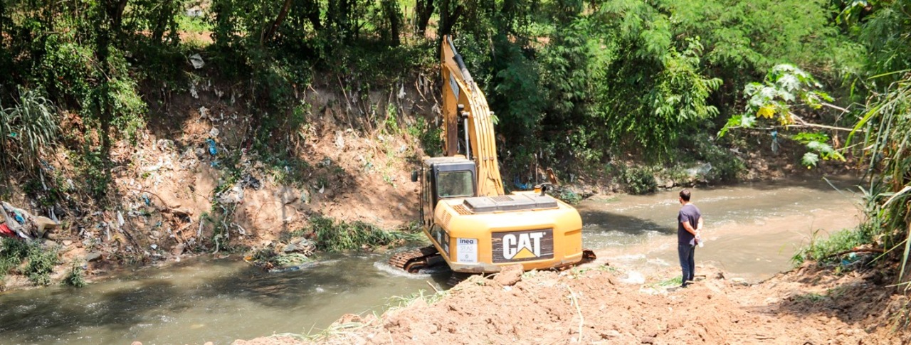 Inea inicia desassoreamento de trecho do Rio Sarapuí, em Bangu
