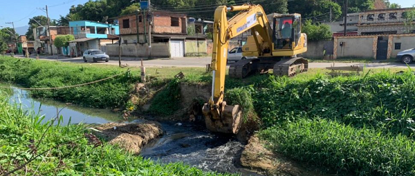 Seas, através do Inea, inicia desassoreamento do Rio Teófilo Cunha, em Japeri