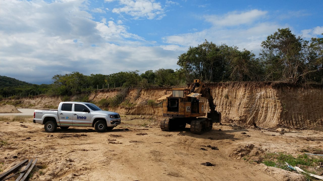  Seas e Inea realizam ação em Araruama para combater extração mineral ilegal