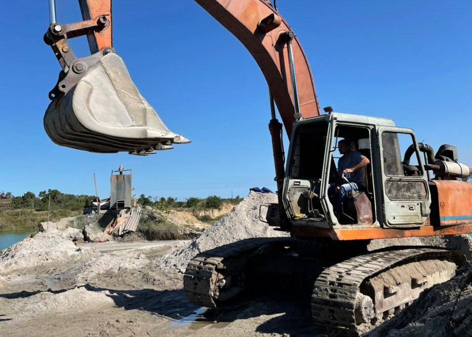 Seas e Inea reprimem extração ilegal de areia em Seropédica