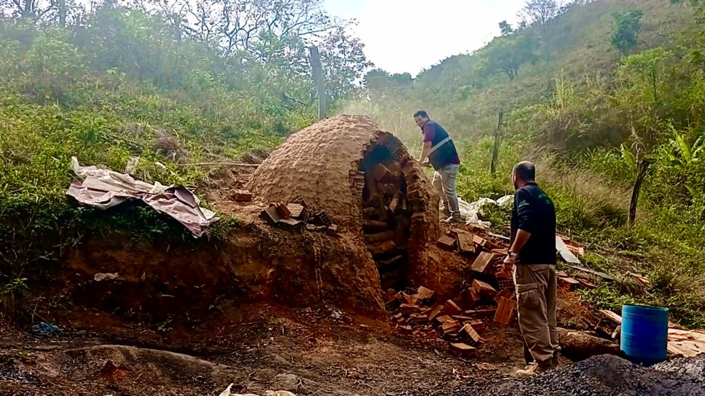 Seas e Inea fecham carvoaria clandestina em Volta Redonda